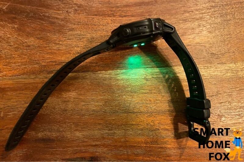 Man sieht die Garmin Fenix 6 Pro von der Seite.